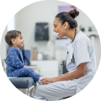 Photo d’une professionnelle de la santé examinant un bambin.