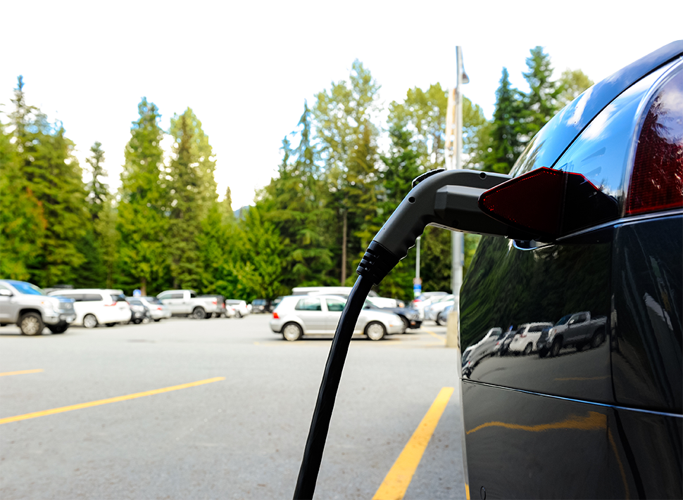 Photo d’un véhicule électrique en train d'être rechargé.
