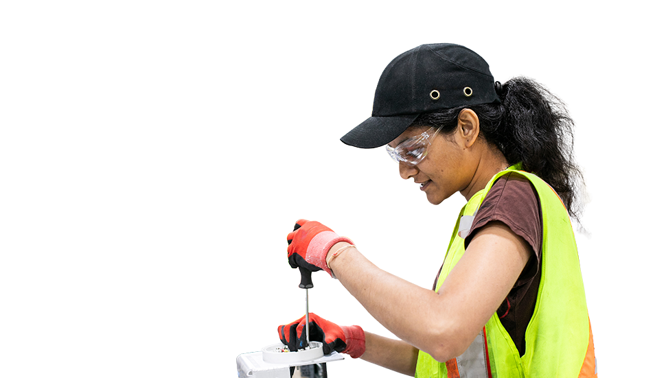 Photo d’une travailleuse dans une usine de fabrication de train.