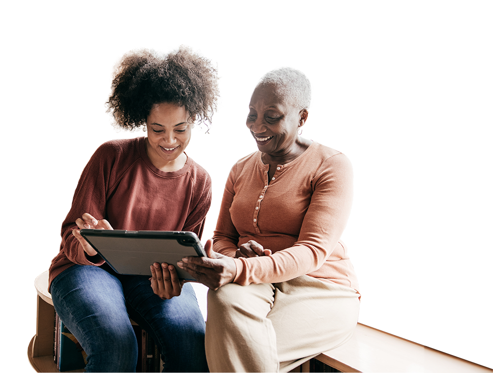 Photo d’une femme adulte aidant sa mère âgée.