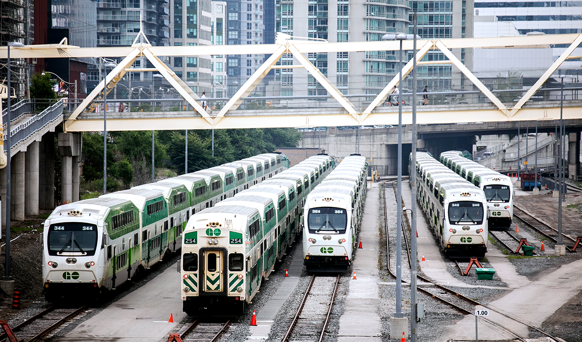Photo de trains GO traversant la gare de triage North Bathurst de GO Transit à Toronto.